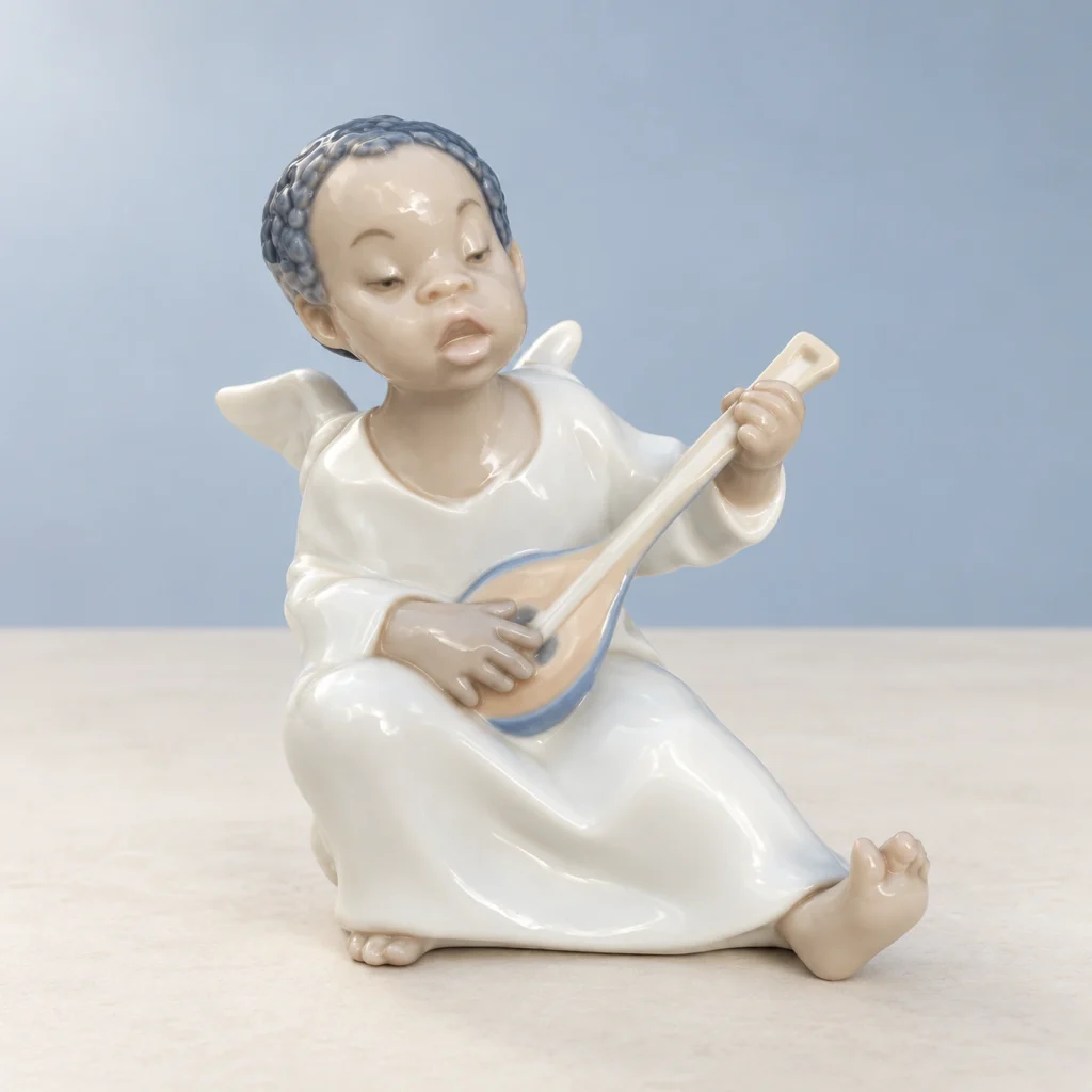 Ángel Negro Tocando el Laúd